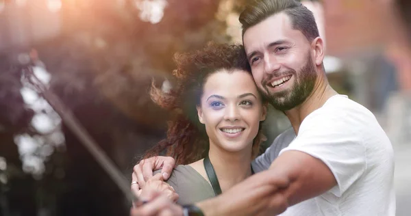 Feliz casal viajante fazendo selfie, humor romântico . — Fotografia de Stock