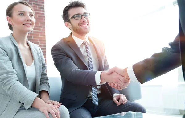 Handshake affärspartner efter ett affärsmöte — Stockfoto