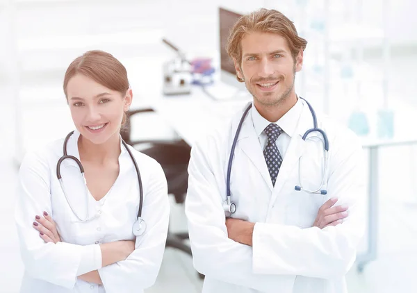 Porträtt av två framgångsrika professionella läkare arbetare i rockar — Stockfoto