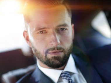 Bir arabada oturan başarılı bir iş adamı Close-Up