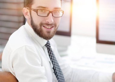 ekranın önünde oturan deneyimli programcılar.