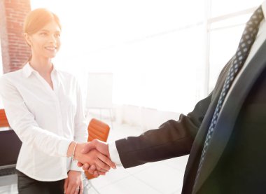 Kadın müdür, müşteriyi el sıkışarak karşılıyor..