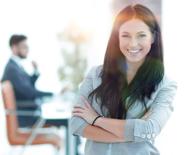 Succesvolle jonge zakenvrouw op de office-achtergrond — Stockfoto