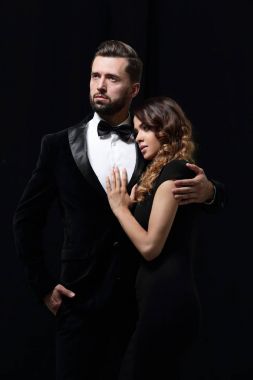 Siyah arka planda moda çifti portresi