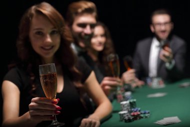 şarap, bir casino bir masada oturan gözlüklü kadın moda
