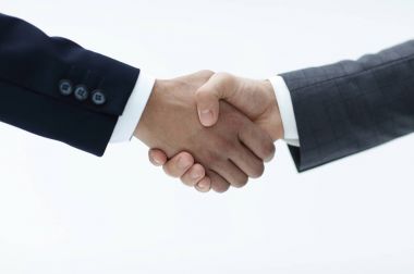 İş adamlarının el sıkıştığı bir anlaşma.