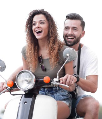 Bir şehirde güneşli bir günde sürme çekici çift