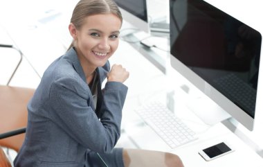 genç iş kadını mali belgeleriyle çalışma