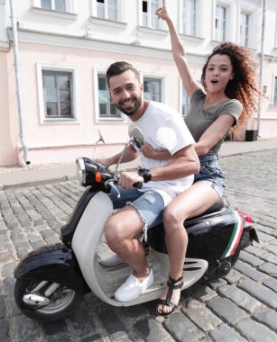 Genç çift bir scooter sürme ve having fun