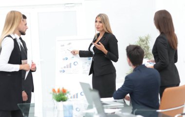 İş kadını, iş ekibine sunum yapıyor..