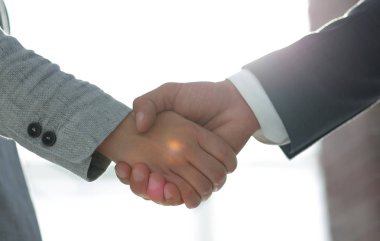 Beyaz arka planda izole edilmiş iş adamları el sıkışıyor