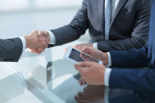 Два уверенных бизнесмена пожимают друг другу руки во время встречи в — стоковое фото