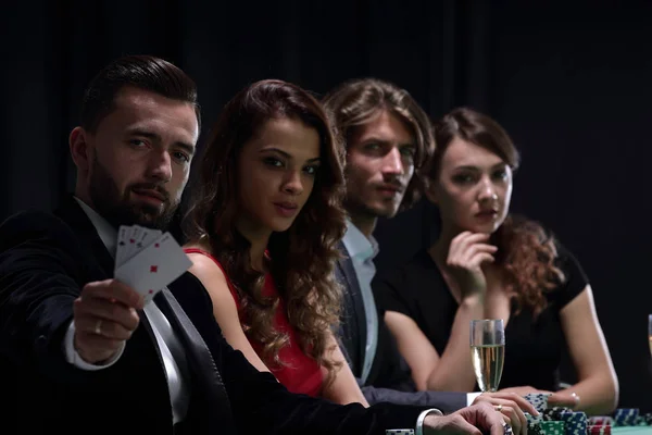 Sieg im Poker mit Champagner feiern. — Stockfoto