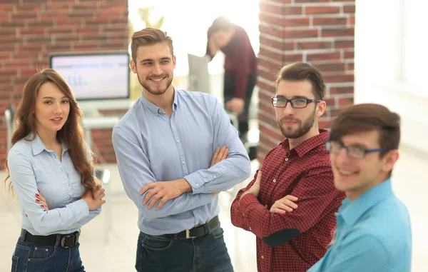 Geschäftsleute diskutieren im Büro. — Stockfoto