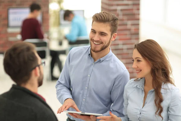 Equipo de negocios con tablet en oficina . — Foto de Stock