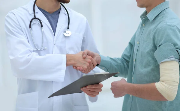Doctor congratulating the patient with recovery — Stock Photo, Image