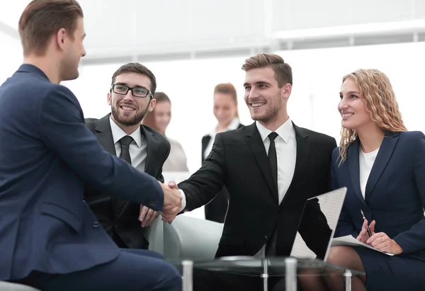 オフィスでのビジネス会議でのビジネス人々 の握手 — ストック写真