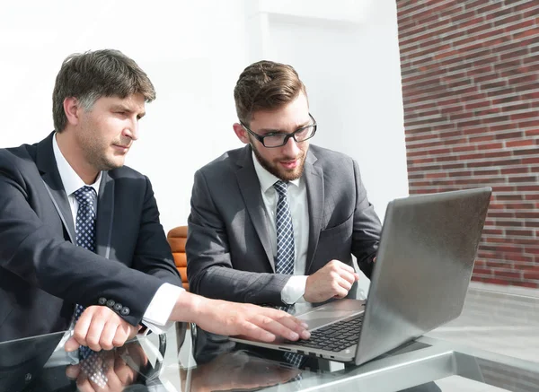 Colegas de negócios discutem questões de trabalho — Fotografia de Stock