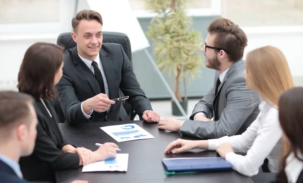 Zakenman tijdens een bijeenkomst met medewerkers — Stockfoto