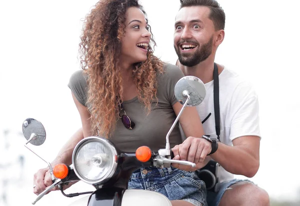 Atractiva pareja montando un scooter en un día soleado en la ciudad — Foto de Stock