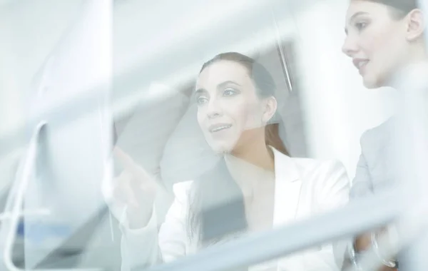 Detrás del equipo de glass.business sentado en Desk — Foto de Stock