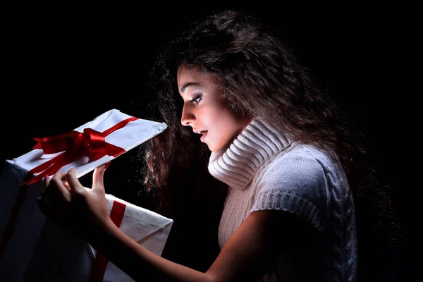 Noel hediye ile bir güzellik genç kız — Stok fotoğraf