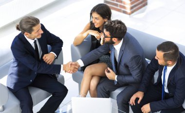 el sıkışma Yöneticisi ve ofis lobisinde otururken istemci.