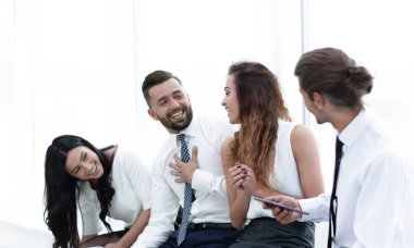 ofiste oturan tablet ile iş takım.