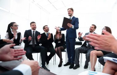 İş ekibi koçu alkışlıyor.