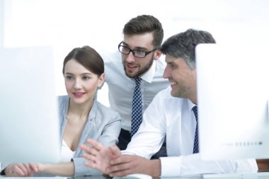 İşyerinde üç meslektaşları portresi