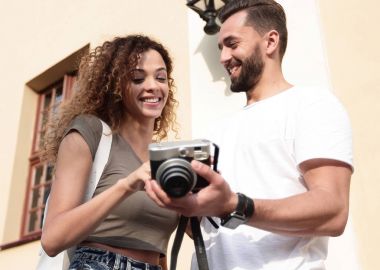 Fotoğraflara bakarak yürüyen genç arkadaşların portresi