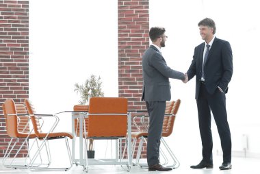 İki iş adamları el ofiste sallamak.