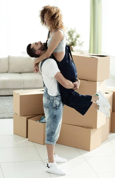 Портрет счастливой пары, переезжающей в новый дом — стоковое фото