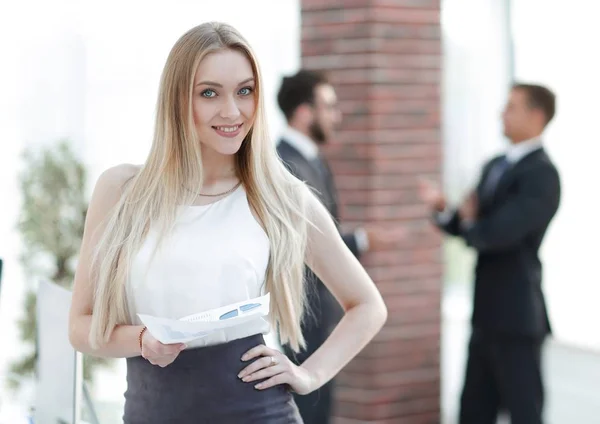 Porträtt av en elegant ung affärskvinna på office bakgrunden — Stockfoto