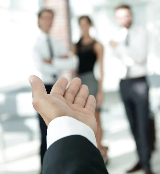 Bakgrundsbild av affärsmannen håller ut handen för ett handslag. — Stockfoto