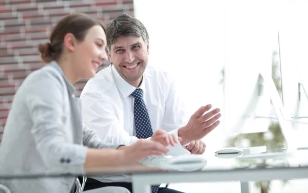 Gerente e assistente de trabalho com um PC — Fotografia de Stock