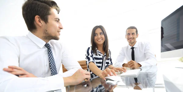 Equipe de negócios sentado na mesa — Fotografia de Stock