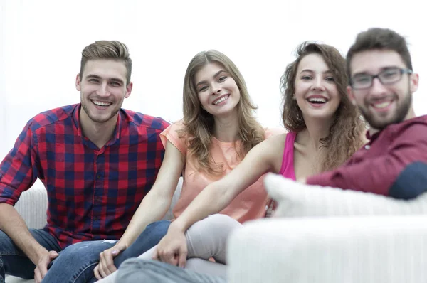 Gruppe fröhlicher Freunde sitzt auf Sofa — Stockfoto