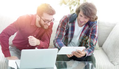 yaratıcı web tasarımcıları bir tablet ve bir dizüstü bilgisayar ile çalışma.
