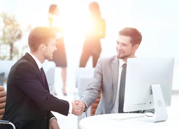 Handshake Manager and the client in the office. — Stock Photo, Image