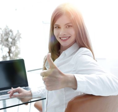 başparmak gülümseyen kadın Yardımcısı ortaya