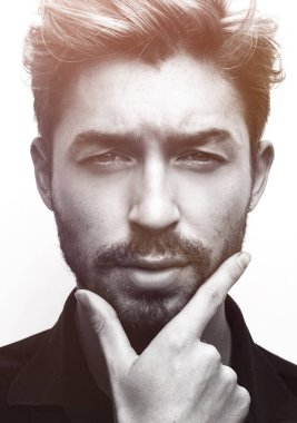 Dalgın bir adam portresi siyah ve beyaz