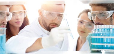 Laboratuvardaki bir grup bilim adamı ve eczacının yakın çekimi.