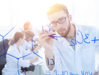 Arkadan glass.scientist bir cam üzerine kurulu bir işaretleyici yazıyor