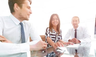 Masa başında oturan iş takım