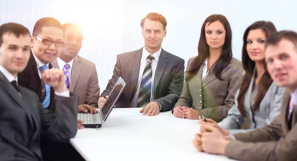 Geschäftsmann und Geschäftsteam sitzen am Schreibtisch — Stockfoto