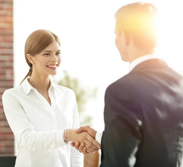 Apretón de manos joven mujer de negocios con un colega — Foto de Stock