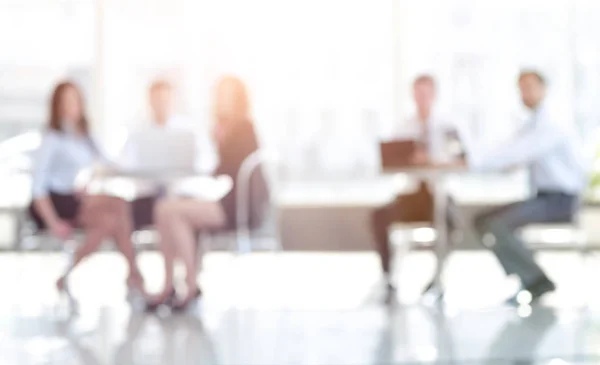 Geschäftsleute treffen sich im Büro. Unscharfes Bild. — Stockfoto