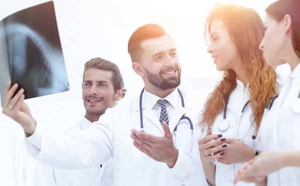 Retrato de médicos varones jóvenes mirando rayos X — Foto de Stock