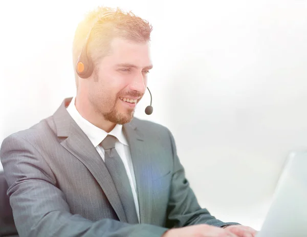 Jonge agent van het callcenter met de koptelefoon. — Stockfoto